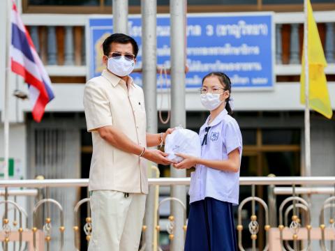 มอบหน้ากากผ้าป้องกันโควิด-19 ให้กับนักเรียน