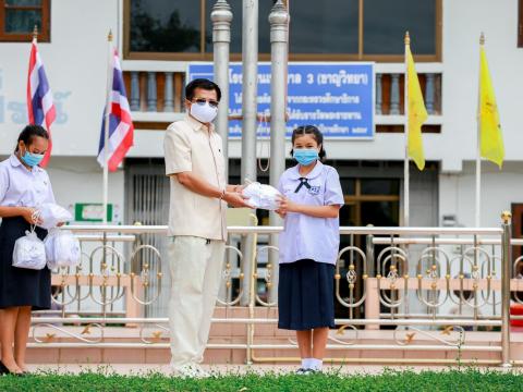 มอบหน้ากากผ้าป้องกันโควิด-19 ให้กับนักเรียน