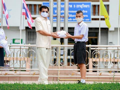 มอบหน้ากากผ้าป้องกันโควิด-19 ให้กับนักเรียน