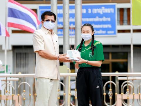 มอบหน้ากากผ้าป้องกันโควิด-19 ให้กับนักเรียน