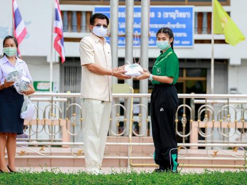 มอบหน้ากากผ้าป้องกันโควิด-19 ให้กับนักเรียน