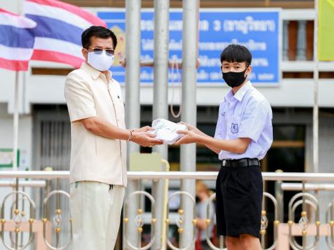 มอบหน้ากากผ้าป้องกันโควิด-19 ให้กับนักเรียน