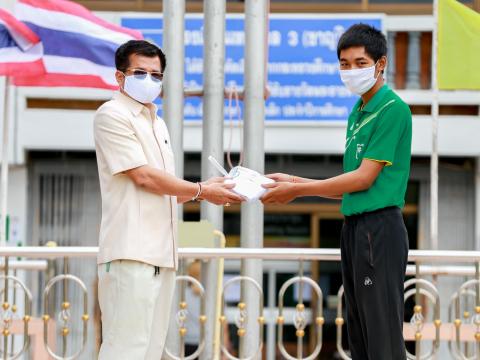 มอบหน้ากากผ้าป้องกันโควิด-19 ให้กับนักเรียน