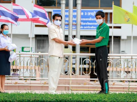 มอบหน้ากากผ้าป้องกันโควิด-19 ให้กับนักเรียน
