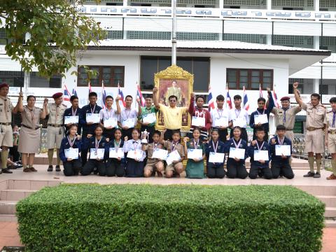 มอบถ้วยรางวัล เหรีญ เกียรติบัตร ให้แก่นักเรียน