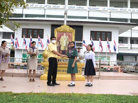 มอบถ้วยรางวัล เหรีญ เกียรติบัตร ให้แก่นักเรียน