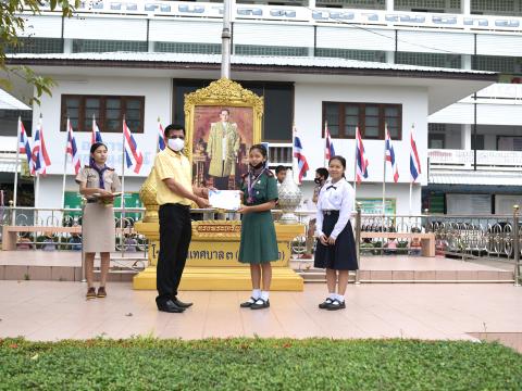 มอบถ้วยรางวัล เหรีญ เกียรติบัตร ให้แก่นักเรียน