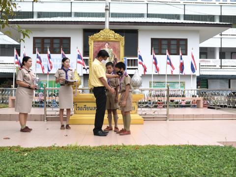 มอบถ้วยรางวัล เหรีญ เกียรติบัตร ให้แก่นักเรียน