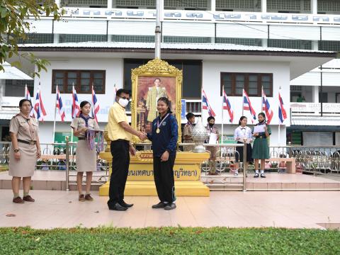 มอบถ้วยรางวัล เหรีญ เกียรติบัตร ให้แก่นักเรียน