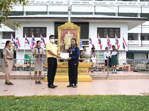 มอบถ้วยรางวัล เหรีญ เกียรติบัตร ให้แก่นักเรียน