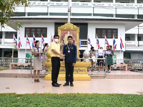 มอบถ้วยรางวัล เหรีญ เกียรติบัตร ให้แก่นักเรียน