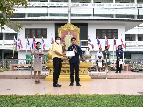 มอบถ้วยรางวัล เหรีญ เกียรติบัตร ให้แก่นักเรียน