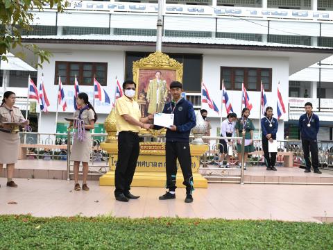 มอบถ้วยรางวัล เหรีญ เกียรติบัตร ให้แก่นักเรียน