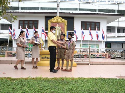 มอบถ้วยรางวัล เหรีญ เกียรติบัตร ให้แก่นักเรียน