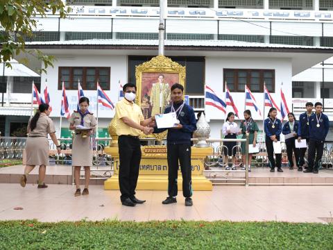 มอบถ้วยรางวัล เหรีญ เกียรติบัตร ให้แก่นักเรียน