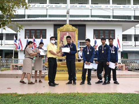 มอบถ้วยรางวัล เหรีญ เกียรติบัตร ให้แก่นักเรียน