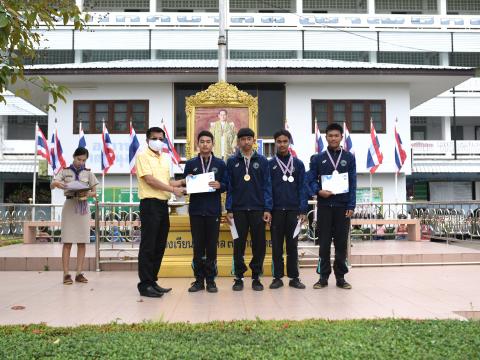 มอบถ้วยรางวัล เหรีญ เกียรติบัตร ให้แก่นักเรียน