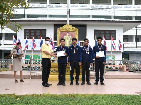 มอบถ้วยรางวัล เหรีญ เกียรติบัตร ให้แก่นักเรียน