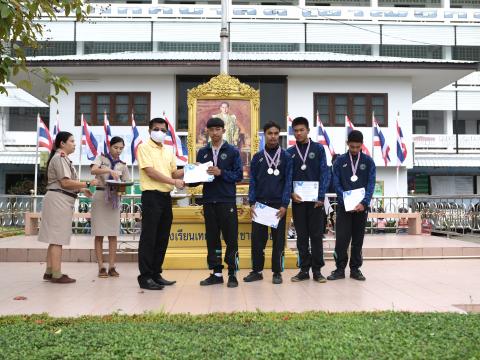 มอบถ้วยรางวัล เหรีญ เกียรติบัตร ให้แก่นักเรียน