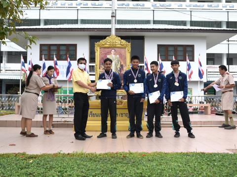 มอบถ้วยรางวัล เหรีญ เกียรติบัตร ให้แก่นักเรียน