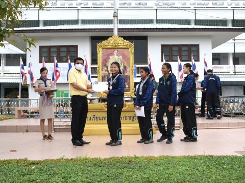 มอบถ้วยรางวัล เหรีญ เกียรติบัตร ให้แก่นักเรียน