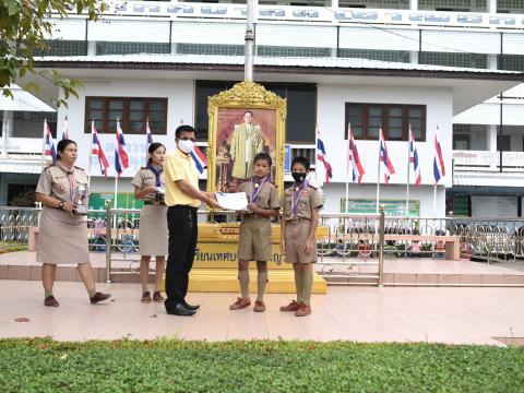 มอบถ้วยรางวัล เหรีญ เกียรติบัตร ให้แก่นักเรียน