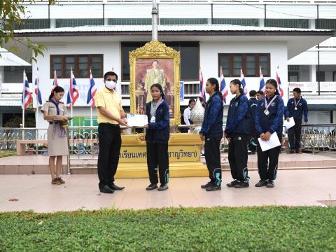 มอบถ้วยรางวัล เหรีญ เกียรติบัตร ให้แก่นักเรียน