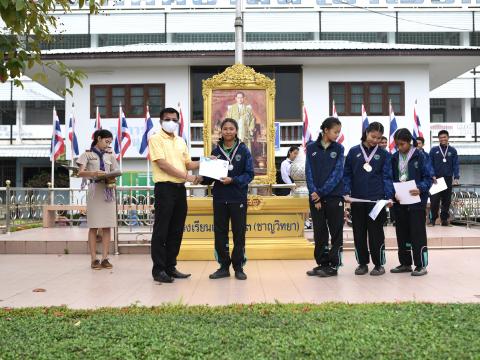 มอบถ้วยรางวัล เหรีญ เกียรติบัตร ให้แก่นักเรียน