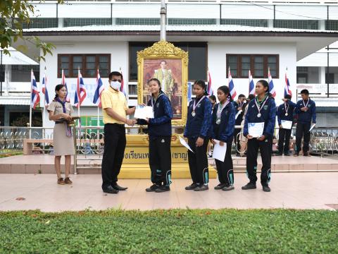 มอบถ้วยรางวัล เหรีญ เกียรติบัตร ให้แก่นักเรียน