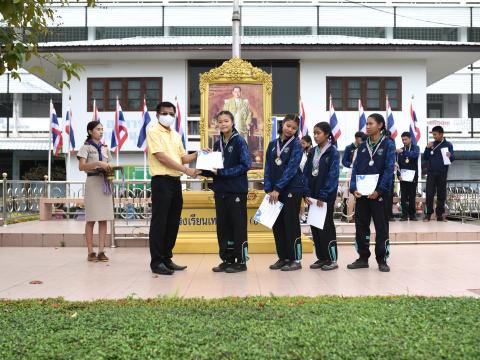 มอบถ้วยรางวัล เหรีญ เกียรติบัตร ให้แก่นักเรียน