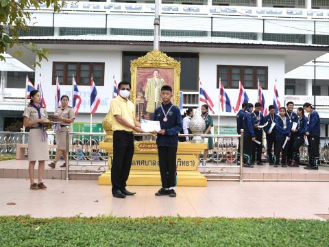 มอบถ้วยรางวัล เหรีญ เกียรติบัตร ให้แก่นักเรียน