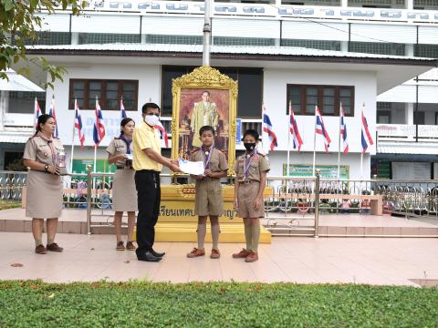 มอบถ้วยรางวัล เหรีญ เกียรติบัตร ให้แก่นักเรียน