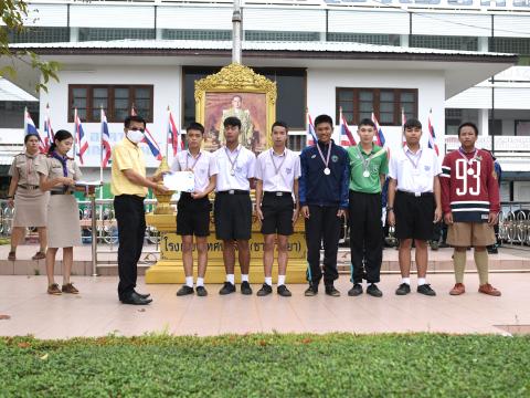 มอบถ้วยรางวัล เหรีญ เกียรติบัตร ให้แก่นักเรียน