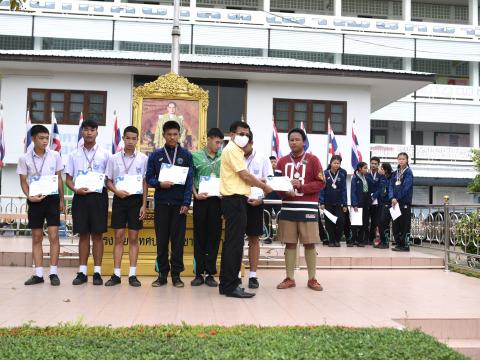 มอบถ้วยรางวัล เหรีญ เกียรติบัตร ให้แก่นักเรียน