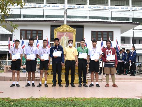 มอบถ้วยรางวัล เหรีญ เกียรติบัตร ให้แก่นักเรียน