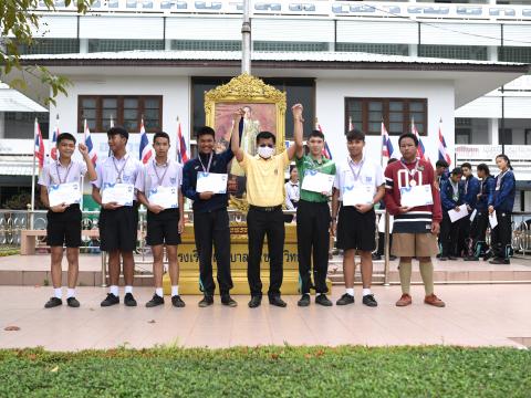 มอบถ้วยรางวัล เหรีญ เกียรติบัตร ให้แก่นักเรียน