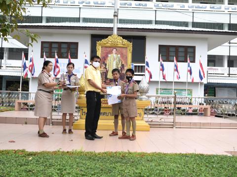 มอบถ้วยรางวัล เหรีญ เกียรติบัตร ให้แก่นักเรียน