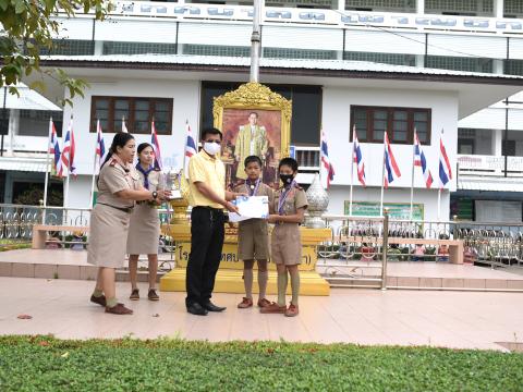 มอบถ้วยรางวัล เหรีญ เกียรติบัตร ให้แก่นักเรียน