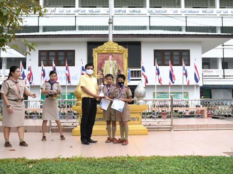 มอบถ้วยรางวัล เหรีญ เกียรติบัตร ให้แก่นักเรียน