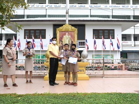 มอบถ้วยรางวัล เหรีญ เกียรติบัตร ให้แก่นักเรียน