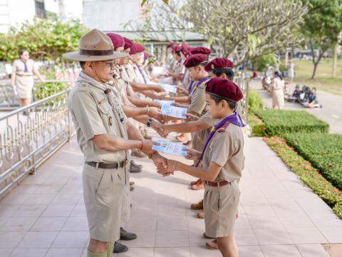 มอบเกียรติบัตรตัวแทนนักเรียนร่วมกิจกรรมงานประเพณีอุ้มพระดำน้ำ 25