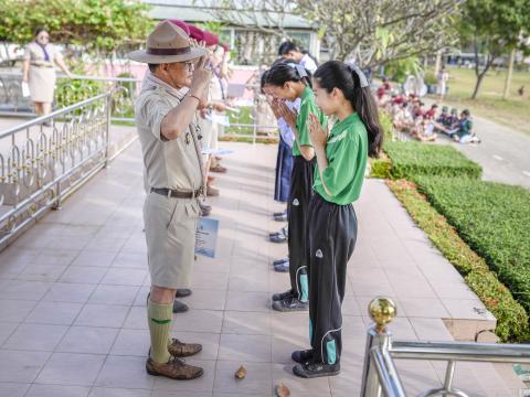 มอบเกียรติบัตรตัวแทนนักเรียนร่วมกิจกรรมงานประเพณีอุ้มพระดำน้ำ 25