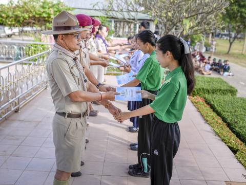 มอบเกียรติบัตรตัวแทนนักเรียนร่วมกิจกรรมงานประเพณีอุ้มพระดำน้ำ 25