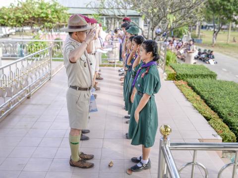 มอบเกียรติบัตรตัวแทนนักเรียนร่วมกิจกรรมงานประเพณีอุ้มพระดำน้ำ 25