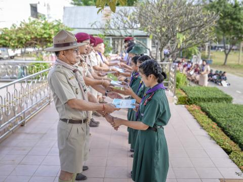 มอบเกียรติบัตรตัวแทนนักเรียนร่วมกิจกรรมงานประเพณีอุ้มพระดำน้ำ 25