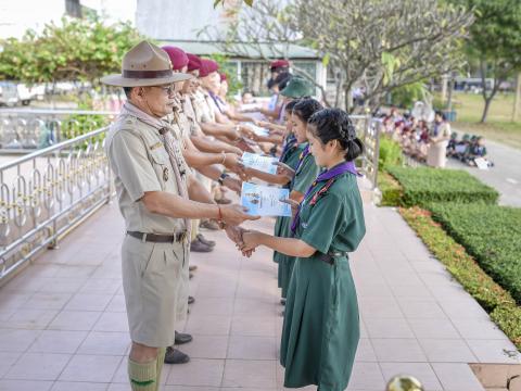 มอบเกียรติบัตรตัวแทนนักเรียนร่วมกิจกรรมงานประเพณีอุ้มพระดำน้ำ 25