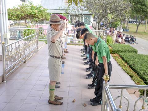 มอบเกียรติบัตรตัวแทนนักเรียนร่วมกิจกรรมงานประเพณีอุ้มพระดำน้ำ 25