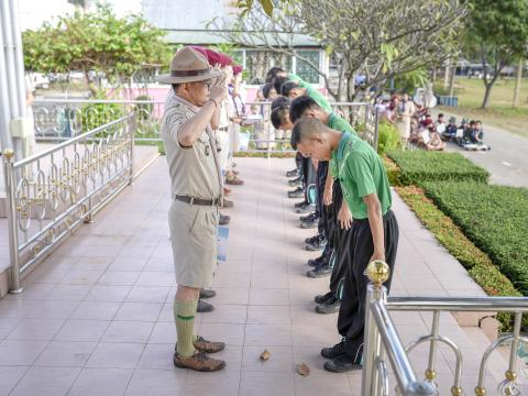 มอบเกียรติบัตรตัวแทนนักเรียนร่วมกิจกรรมงานประเพณีอุ้มพระดำน้ำ 25