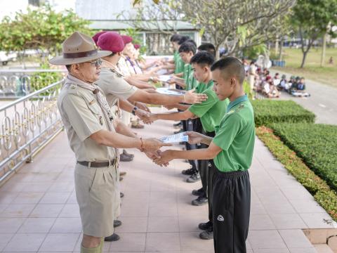 มอบเกียรติบัตรตัวแทนนักเรียนร่วมกิจกรรมงานประเพณีอุ้มพระดำน้ำ 25