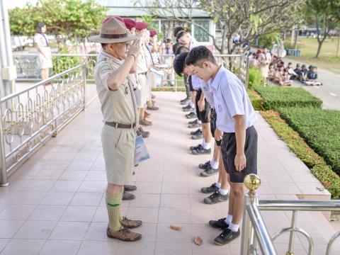 มอบเกียรติบัตรตัวแทนนักเรียนร่วมกิจกรรมงานประเพณีอุ้มพระดำน้ำ 25